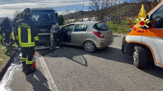 Sassocorvaro - Auto contro scuolabus, intervengono i vigili del fuoco